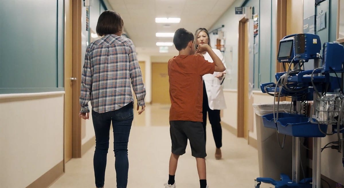 Terapia génica personalizada permite a adolescente caminar sin ayuda