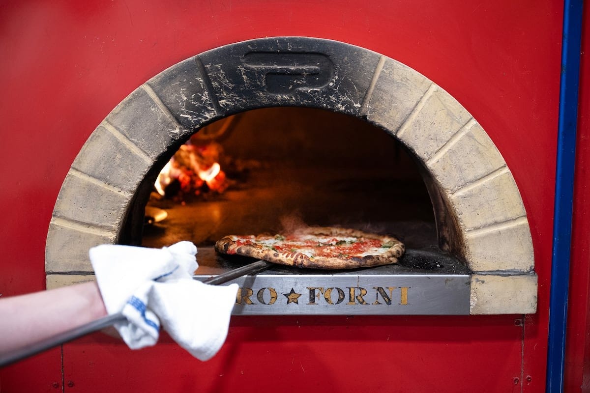 De “pastel nauseabundo” a icono mundial y hasta plato ‘gourmet’: el triunfo a fuego lento de la pizza napolitana