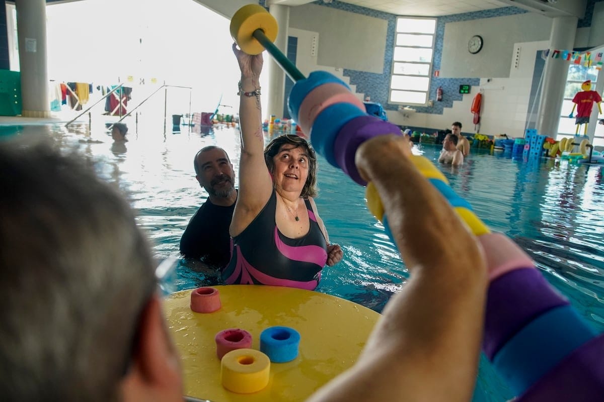 La piscina como terapia para personas con enfermedades neurológicas graves: “Aquí puedo hacer cosas sin miedo”