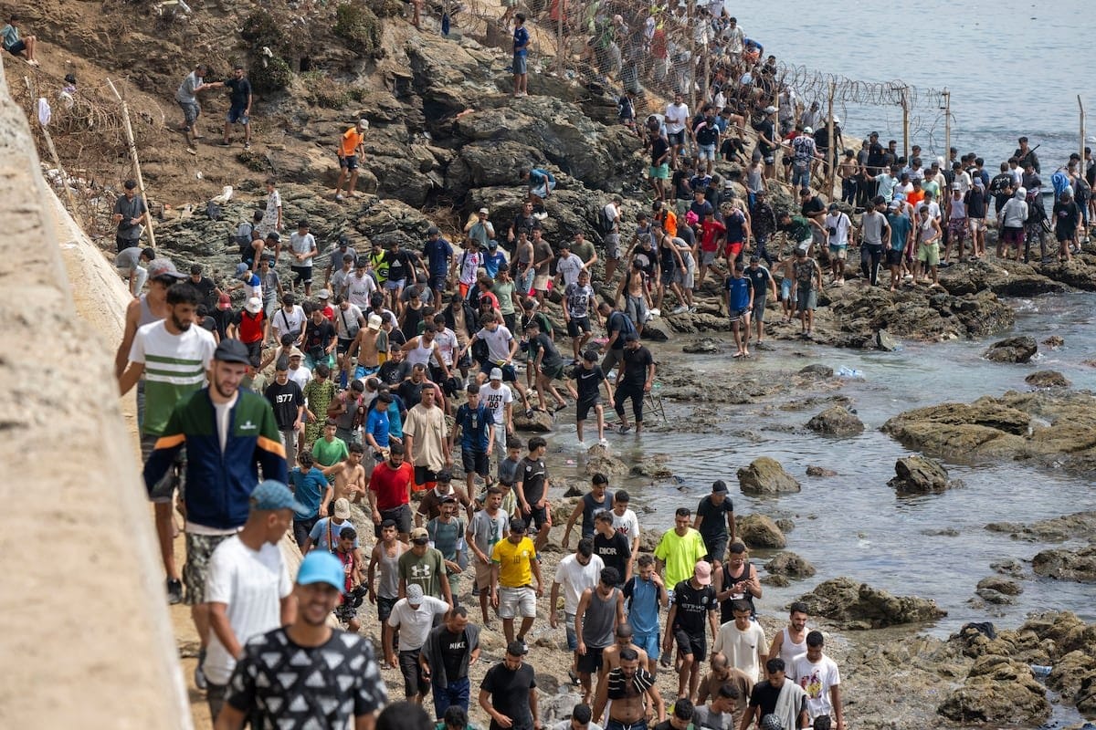 Marruecos detiene el éxodo de 50.000 migrantes hacia Ceuta