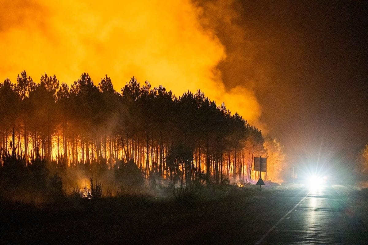 El fuego en el suroeste de Francia se acerca a 30 kilómetros de Burdeos, aunque pierde virulencia