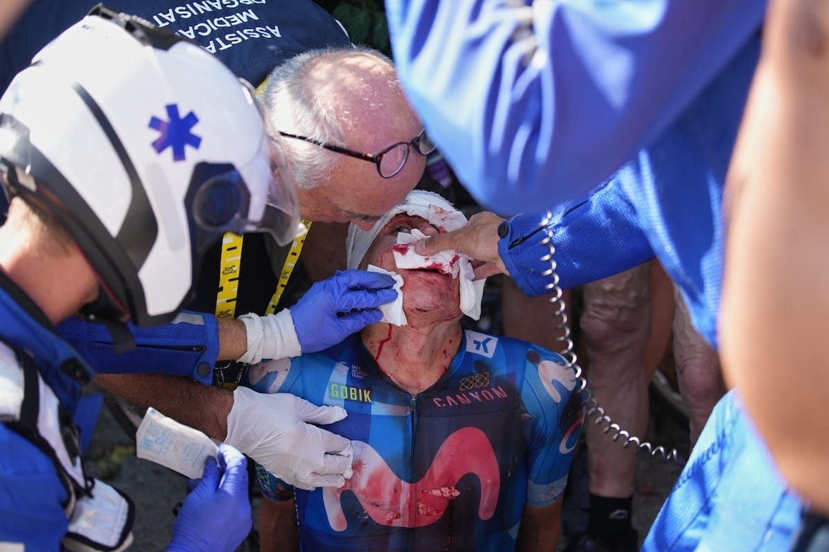 El colombiano del Movistar Einer Rubio dice adiós al Tour tras chocar violentamente con un coche en el colapsado ascenso a Alpe d’Huez