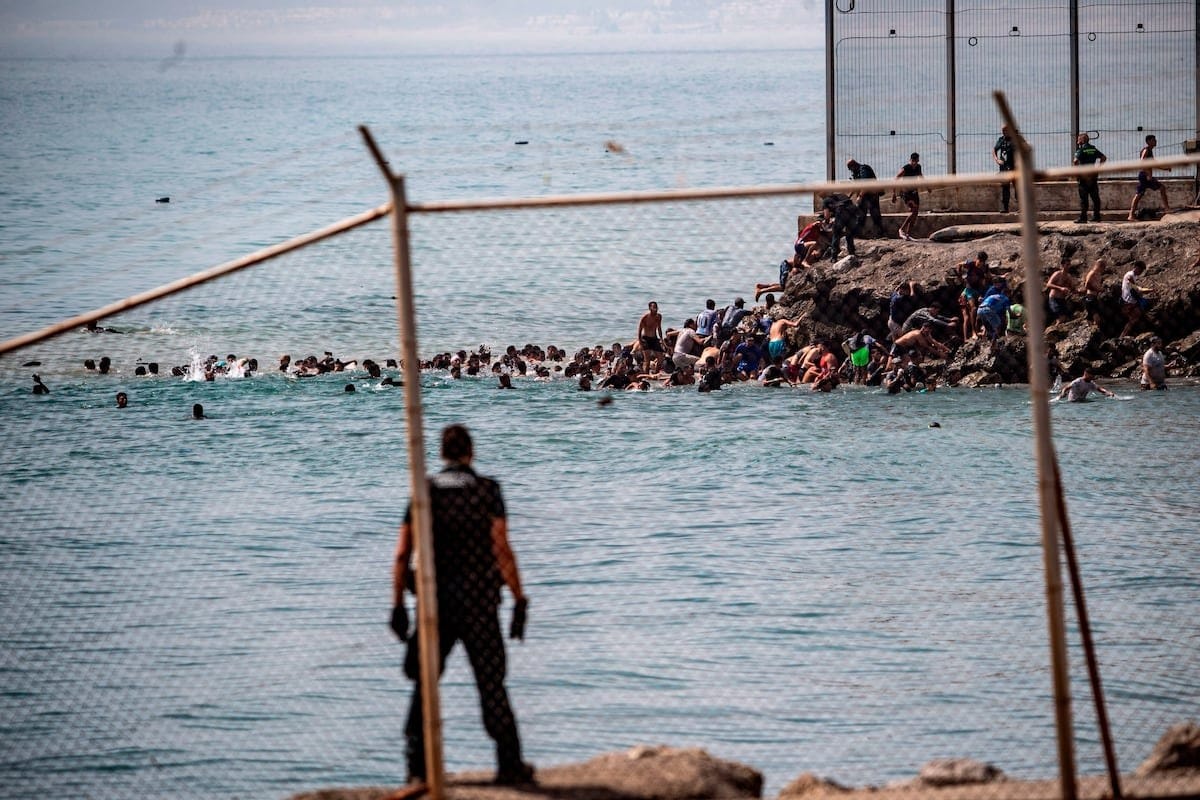 “¡Marruecos no, Marruecos no!”: miles de inmigrantes entran en Ceuta e imploran a la Guardia Civil que no los devuelva a su país