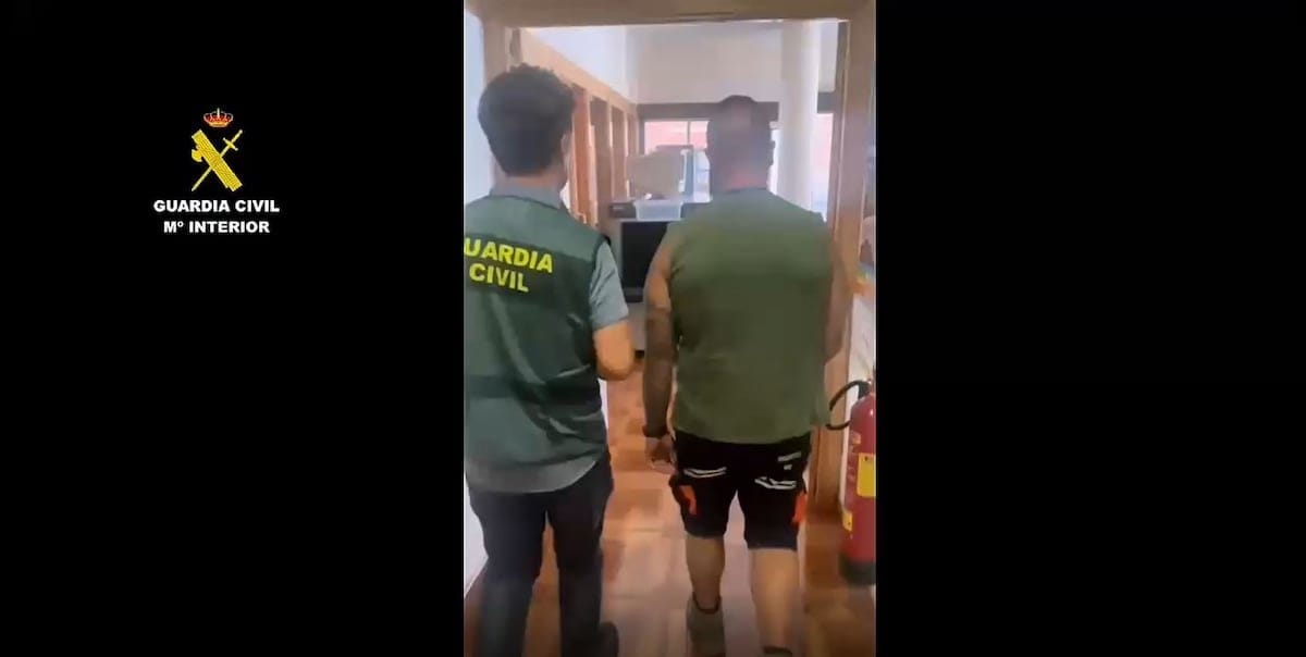 Incendio en Ávila: excavadora que abría camino prohibido es causa del fuego