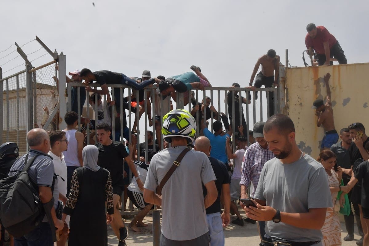 Miles de personas cruzan la frontera de Ceuta desde Marruecos