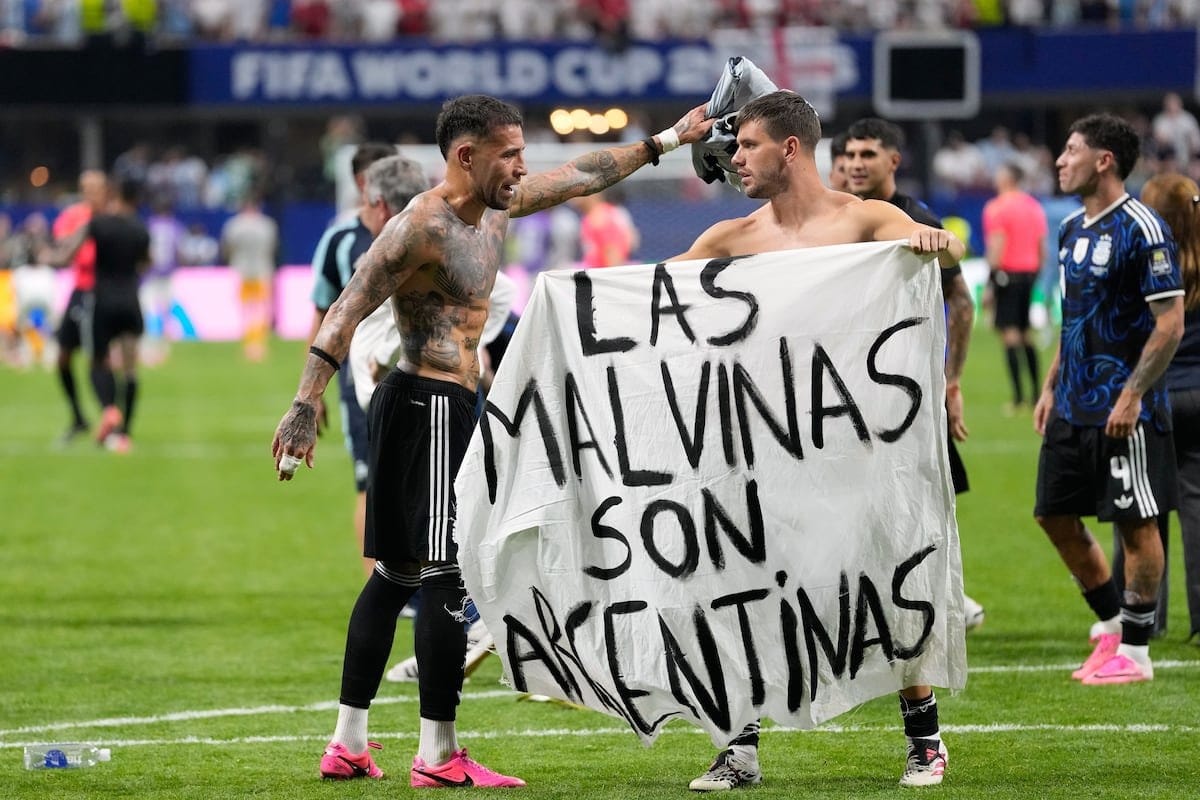Los futbolistas de la Albiceleste festejan el triunfo ante Inglaterra con una bandera: “Las Malvinas son argentinas”