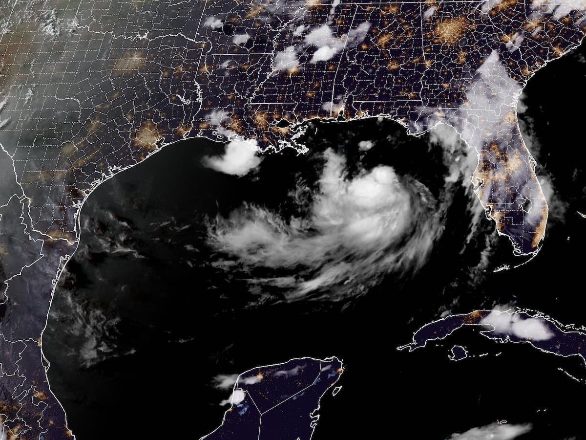 Bertha se convierte en tormenta tropical frente a las costas de Alabama y Florida