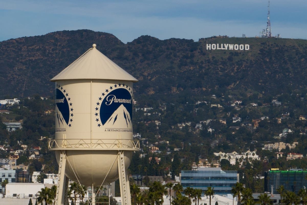 Paramount pausa su fusión con Warner durante un año