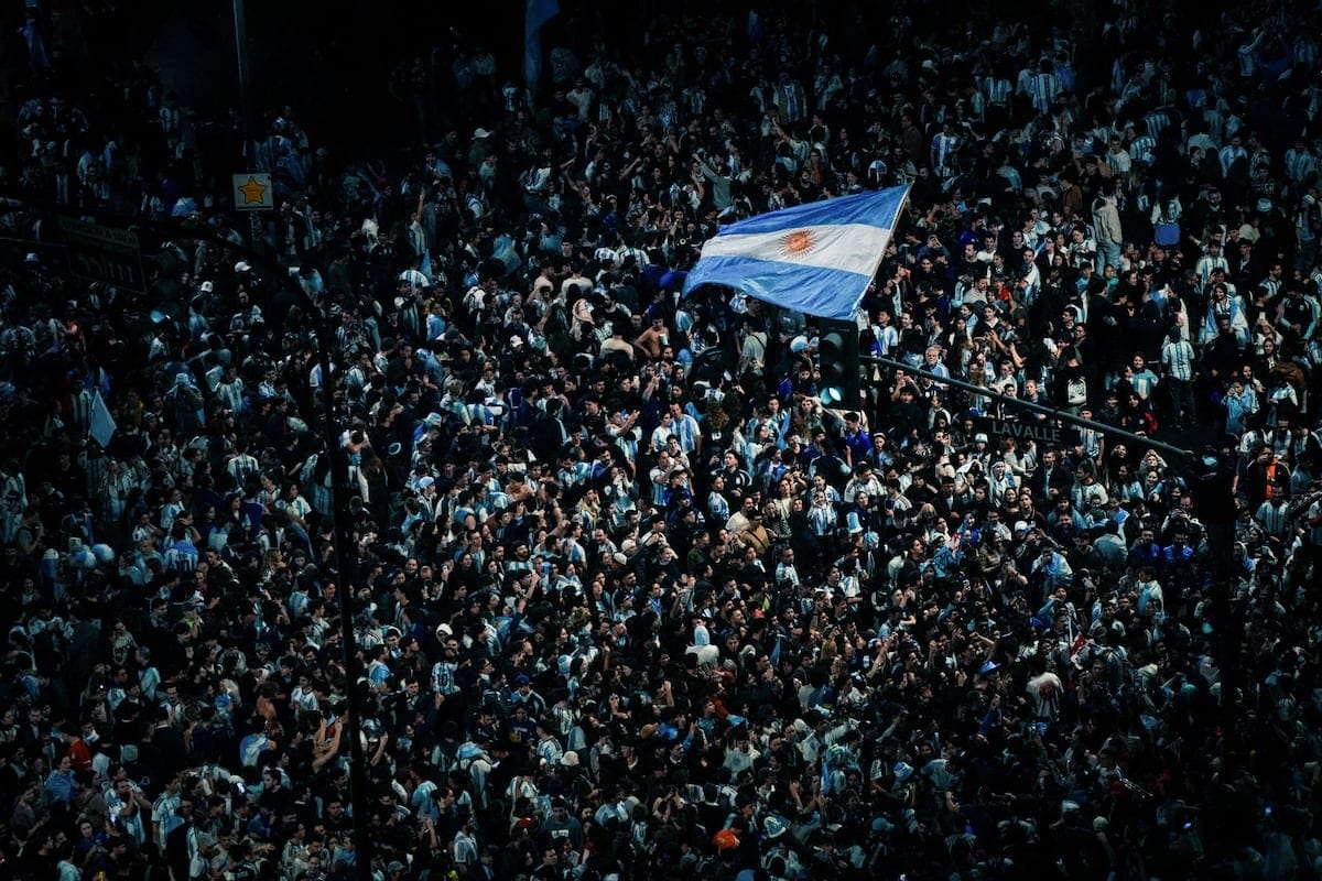Argentina sale a las calles a festejar el triunfo ante Inglaterra: “El que no salta es un inglés”