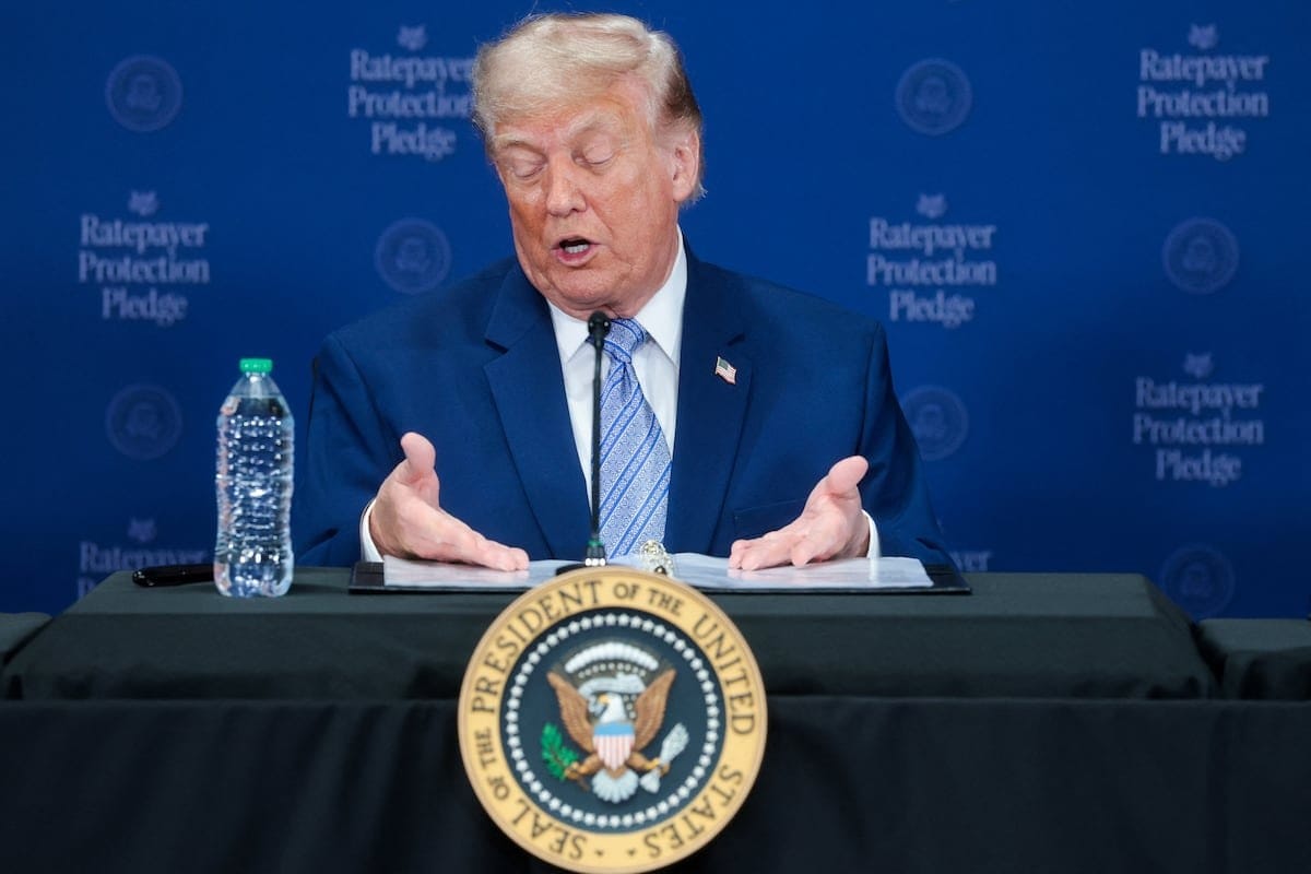 Trump impone nuevos aranceles de entre el 10% y el 12,5% a 60 países para mantener su muro comercial