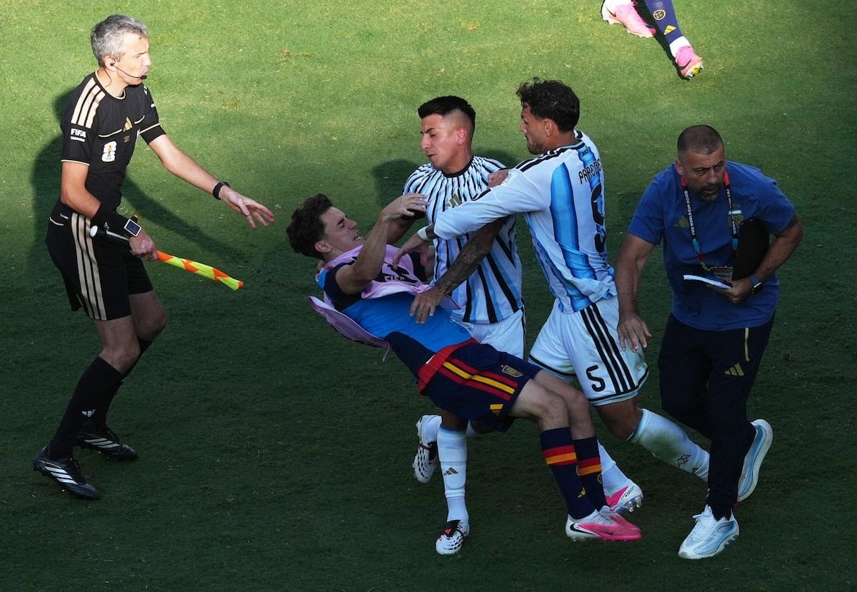 El mal perder de Argentina: pelea tras la derrota y desplante a España durante la entrega de la Copa