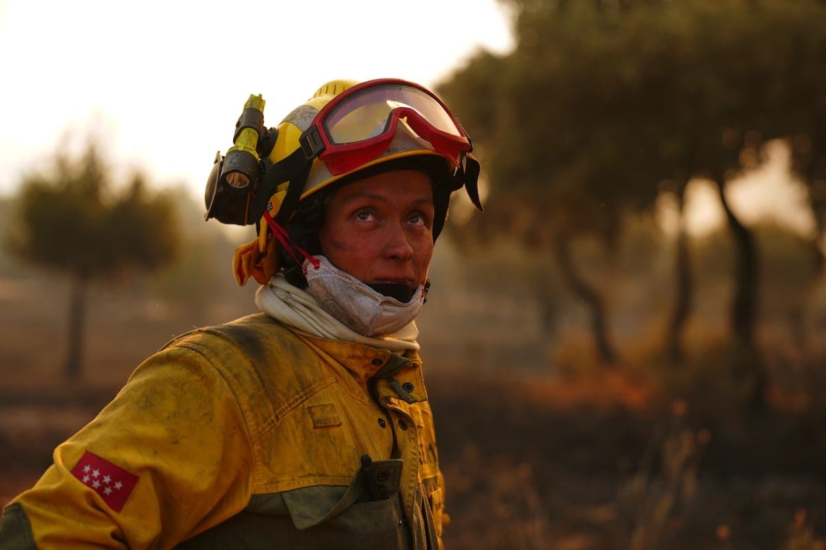 Luis, el bombero novato que contempla el amanecer tras las llamas: “Estás deseando volver al incendio para salvar todo lo que puedas”