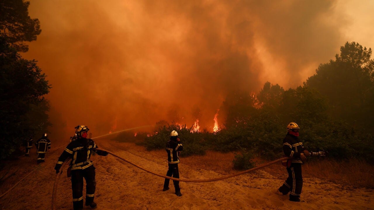España declara emergencia nacional por incendios forestales; 44.000 evacuados en Francia por el fuego