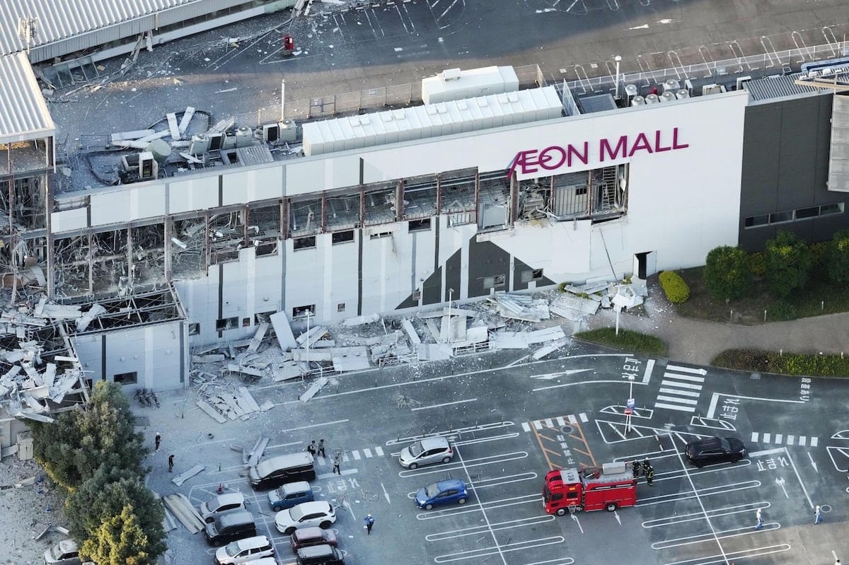 Varias personas quedan atrapadas en la explosión de un centro comercial tras un fuerte terremoto en Japón