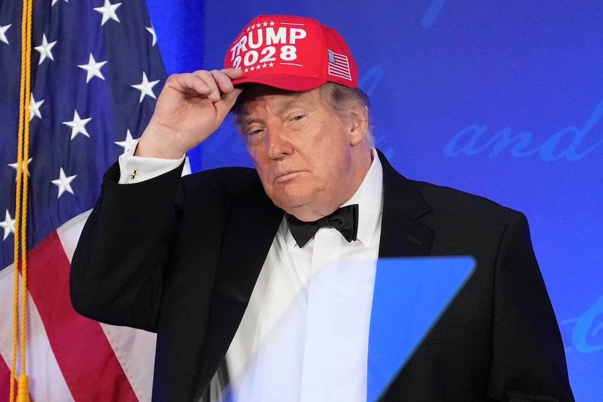 Trump bromea sobre su posible tercer mandato en la cena de corresponsales