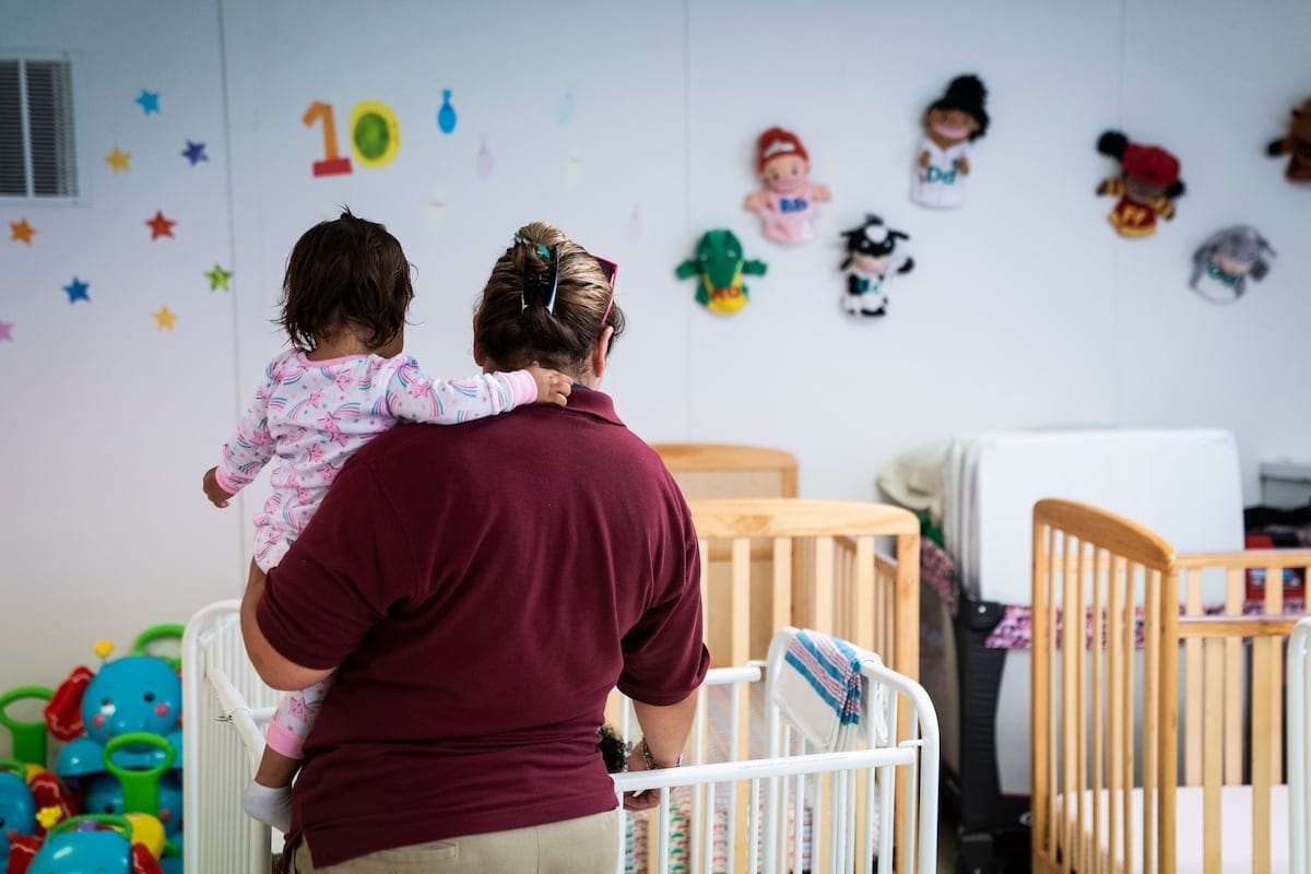 Miles de niños migrantes en riesgo de quedarse sin abogados en EE UU