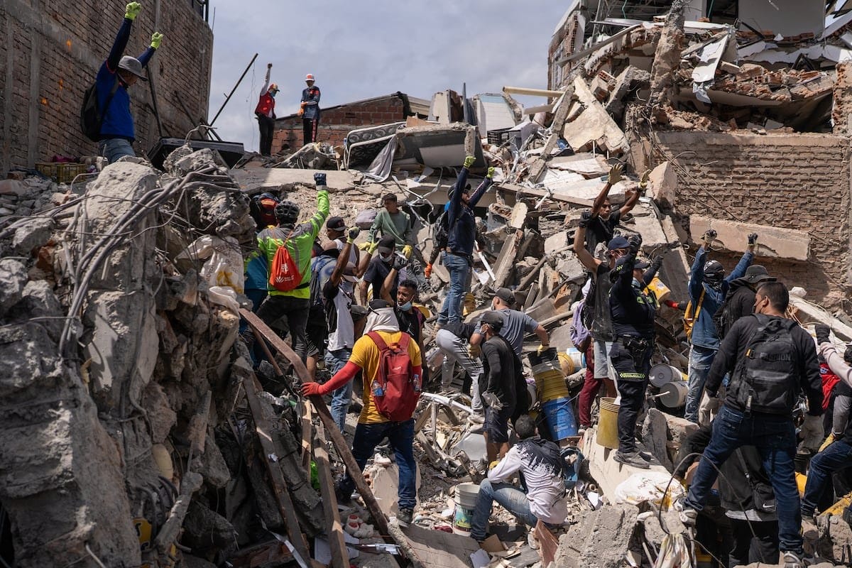 Terremoto en Colombia: cientos de personas cavan sin ayuda en Pereira