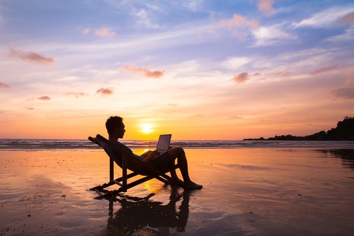 El peligro del teletrabajo en verano fuera de tu residencia habitual