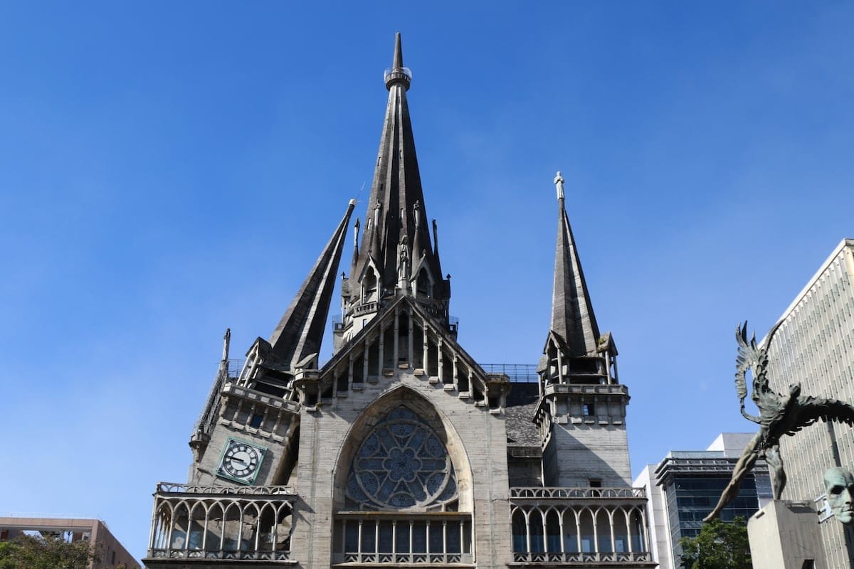 La torre de la catedral de Manizales, destruida junto a otros edificios tras el terremoto en Colombia