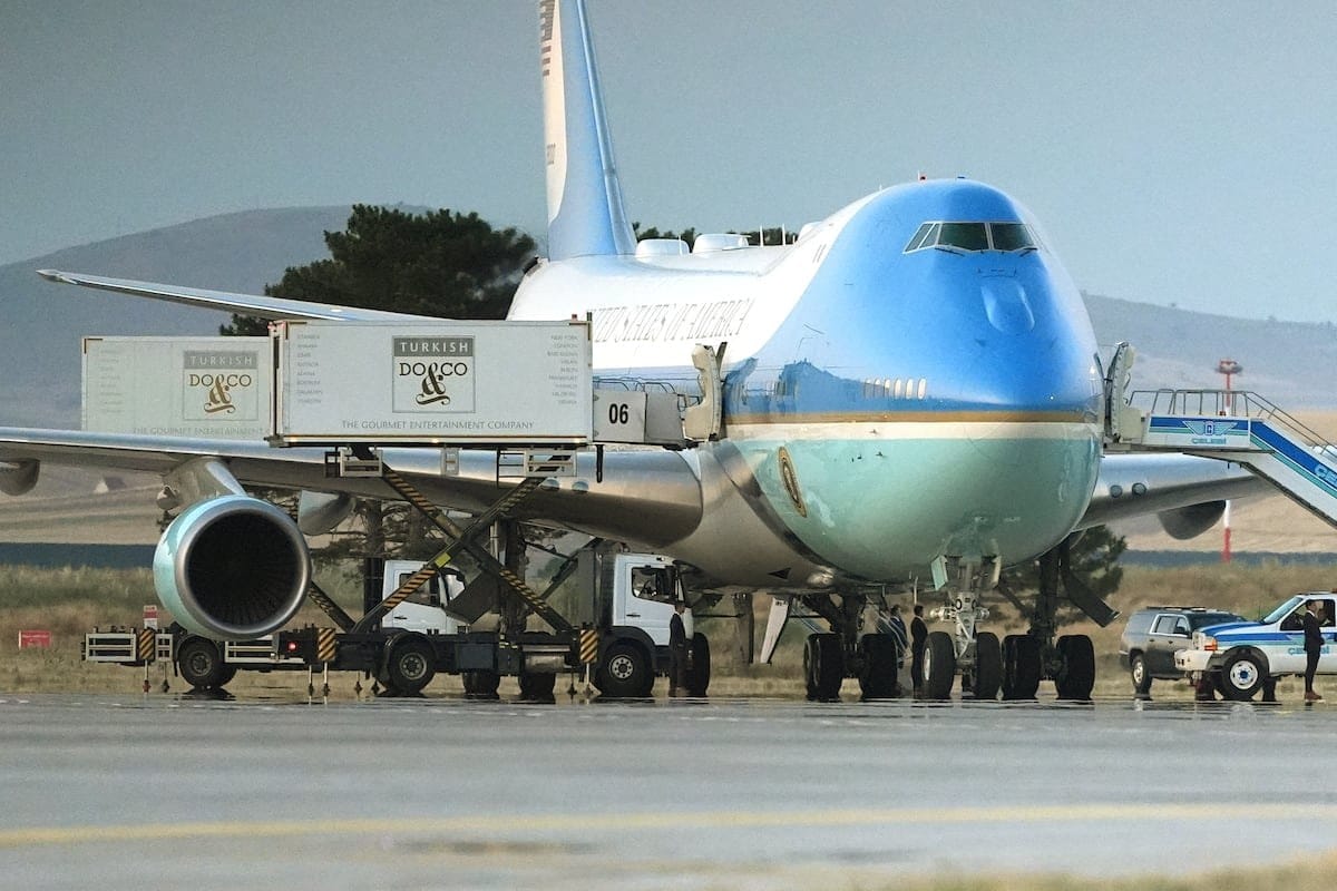 Trump cambió de avión tras la cumbre de la OTAN en Turquía