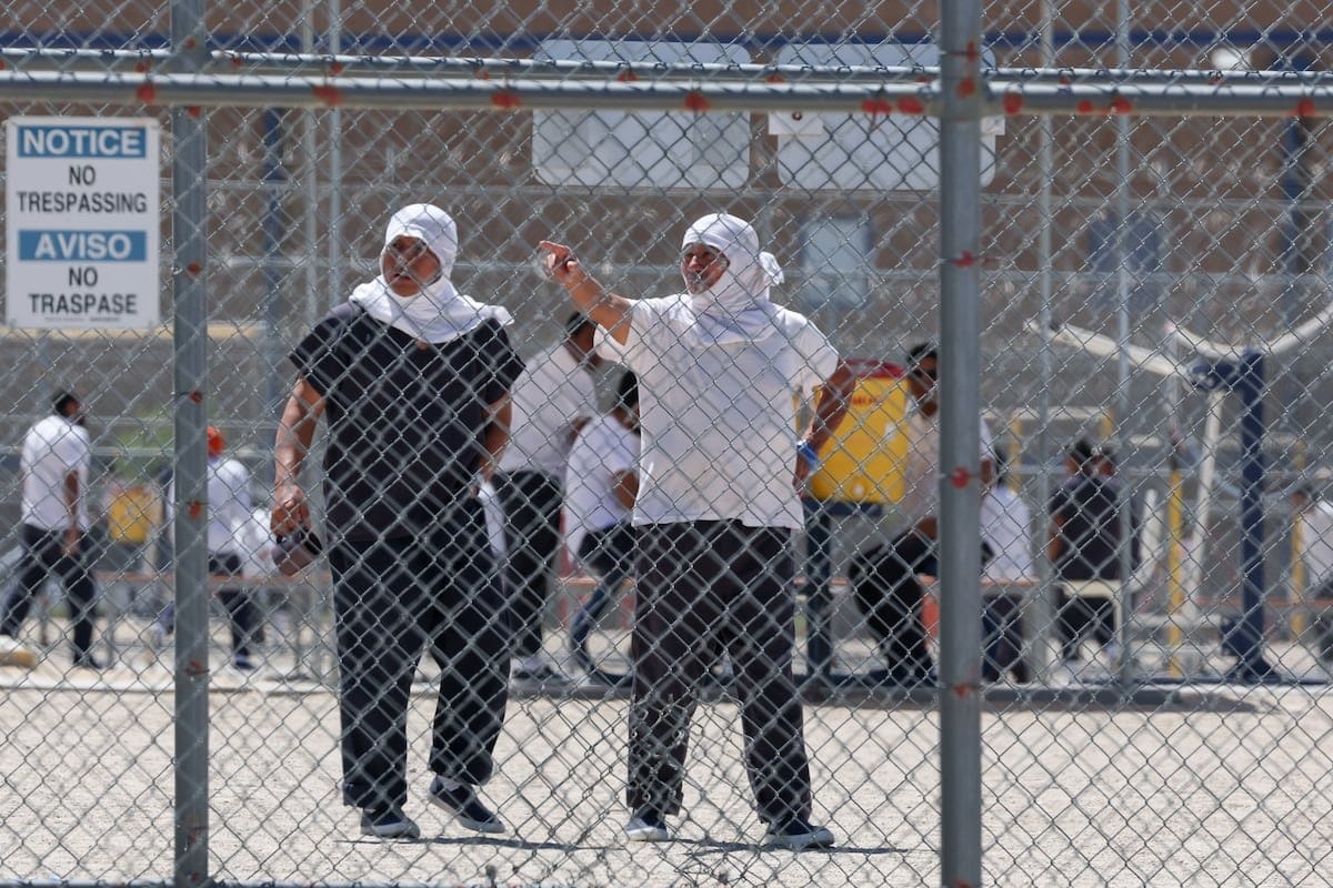 México secunda una demanda por el maltrato del ICE en un centro de California: gas pimienta para mitigar los reclamos y comida pasada de fecha