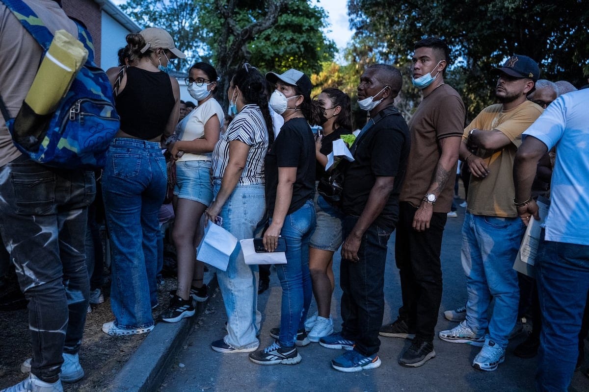 Familias de fallecidos por terremoto sufren colapso de morgues en Colombia