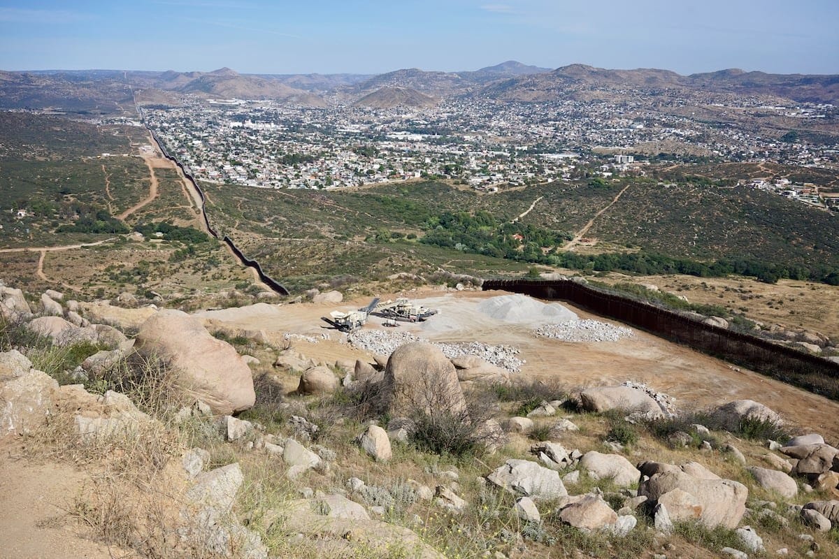 El muro de Trump amenaza terrenos sagrados del pico Tecate de San Diego