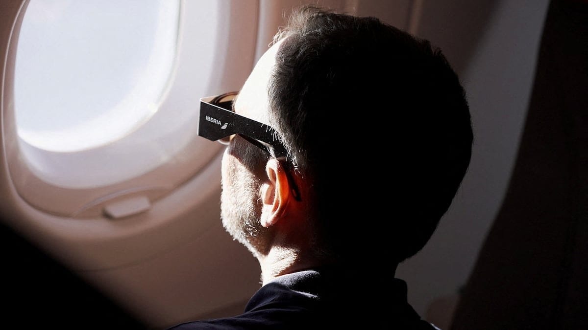 Eclipse solar visto desde un avión