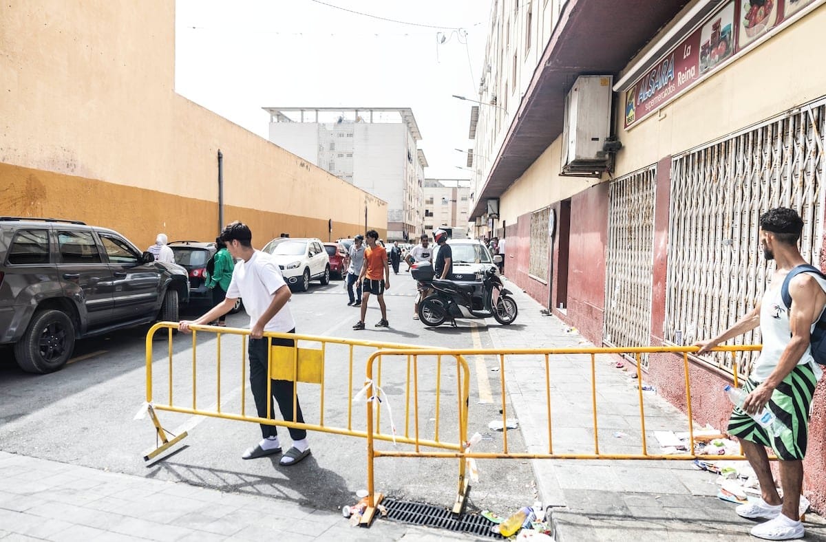 Vallas de obra para cerrar las calles y batidas para ahuyentar a los migrantes que se resisten a dejar Ceuta