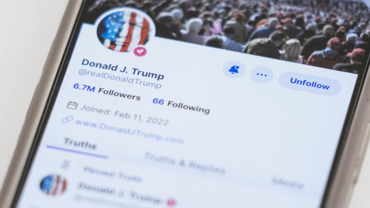 Trump enfrenta demanda por vender acceso anticipado a sus publicaciones en Truth Social