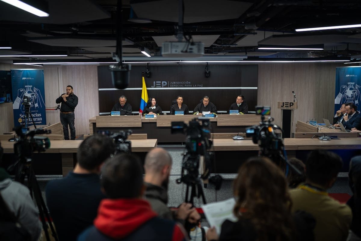 La JEP imputa a 27 excomandantes de las FARC por la bomba de El Nogal, el magnicidio de Álvaro Gómez, la toma de Mitú y otros crímenes