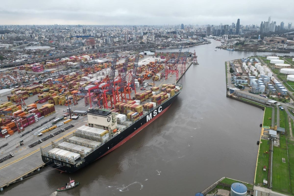 Un centenar de buques cargueros varados en el puerto de Buenos Aires por una huelga