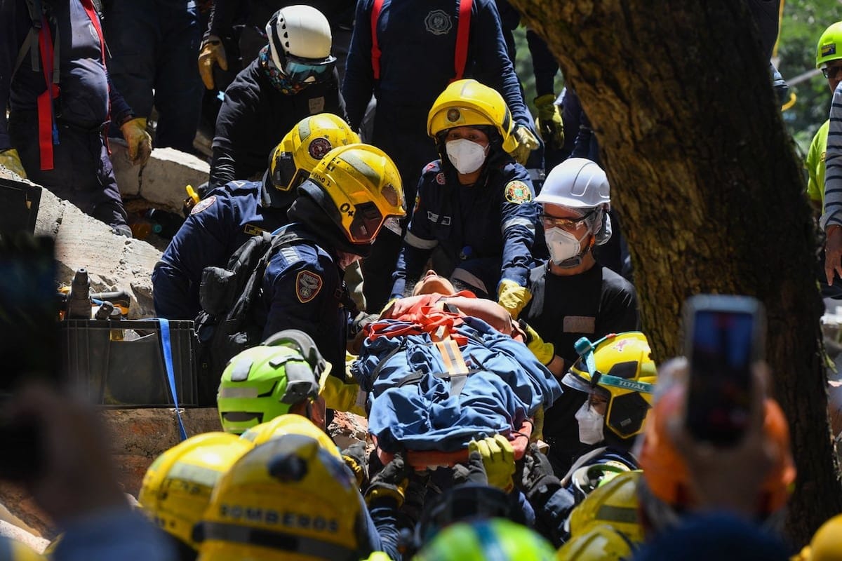 Colombia se vuelca en el rescate de los supervivientes del terremoto