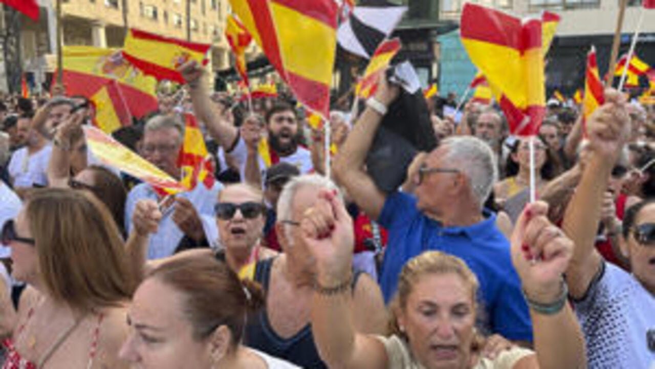 A 10 días de la crisis migratoria en Ceuta, habitantes salen a las calles y gritan "¡Basta ya!"