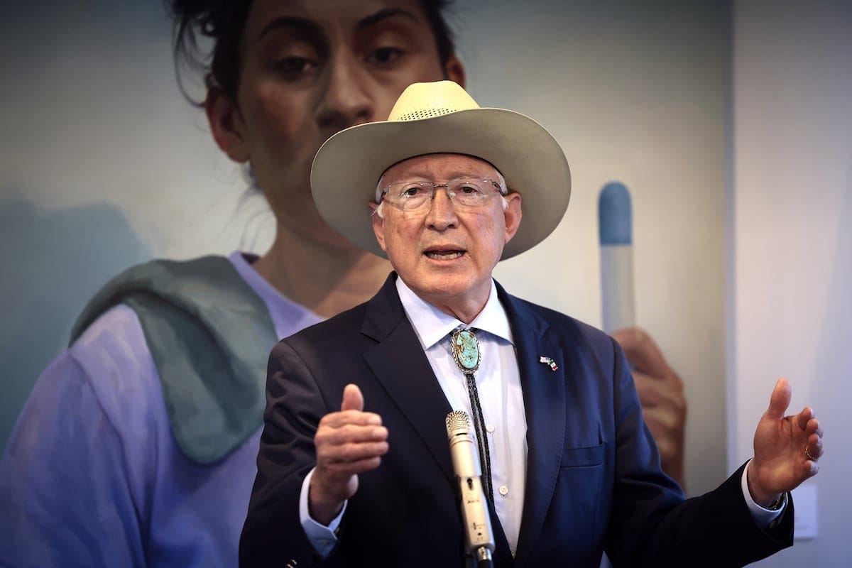 Ken Salazar asegura “no tener evidencia” de que el Gobierno de México tenga vínculos con el narco