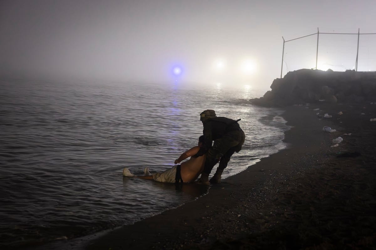 Relato fotográfico | Un rescate de madrugada en la playa de El Tarajal