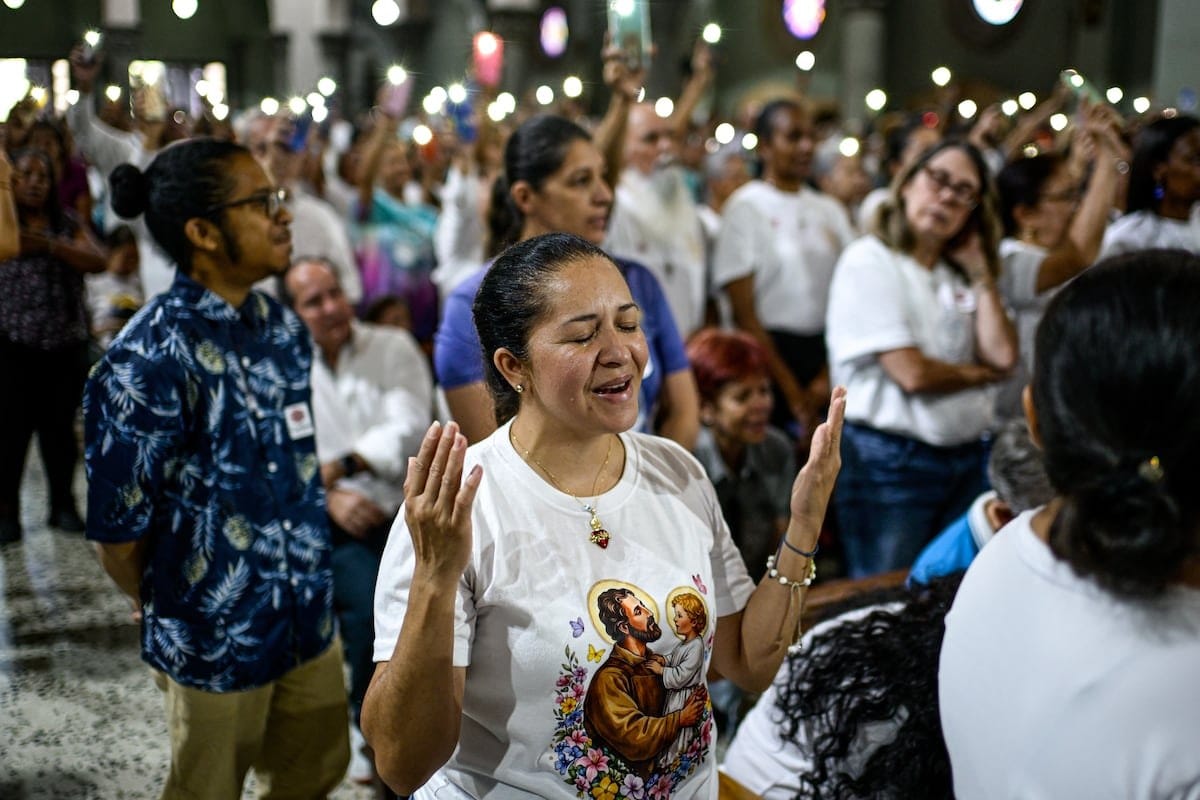 Sobrevivientes de terremotos en Venezuela buscan consuelo en la fe