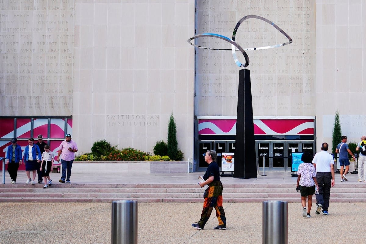 Trump ordena al Smithsonian cambiar una estatua moderna por otra de Washington