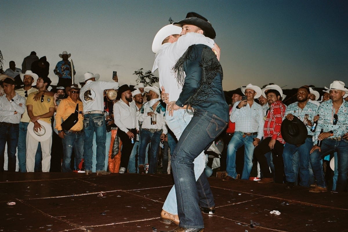 Una quedada de vaqueros gais en México: ‘caballitos’ de tequila, cumbia sonidera y besos