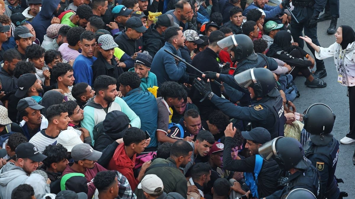 Caos y disparos al aire: la operación de realojo termina con miles de inmigrantes de vuelta a las playas