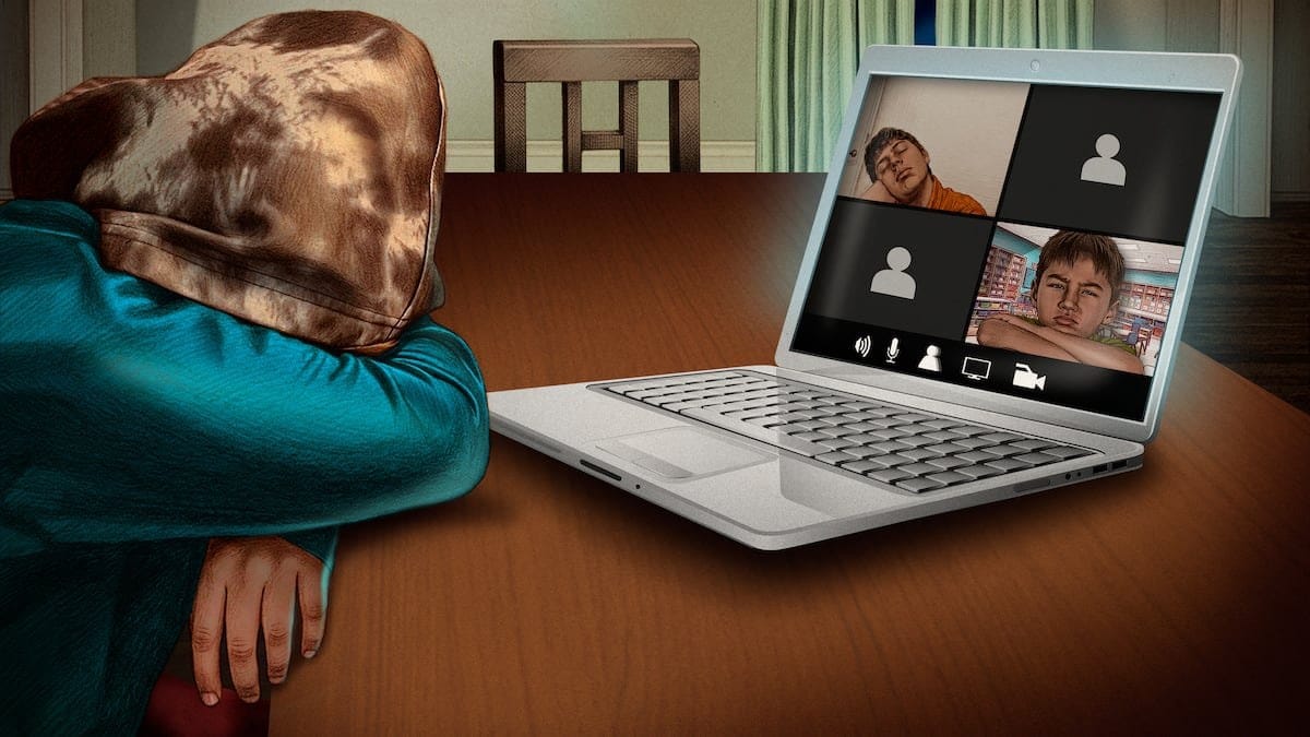 Nueve horas frente a un computador: un niño de 11 años espera su turno en una audiencia masiva de menores migrantes