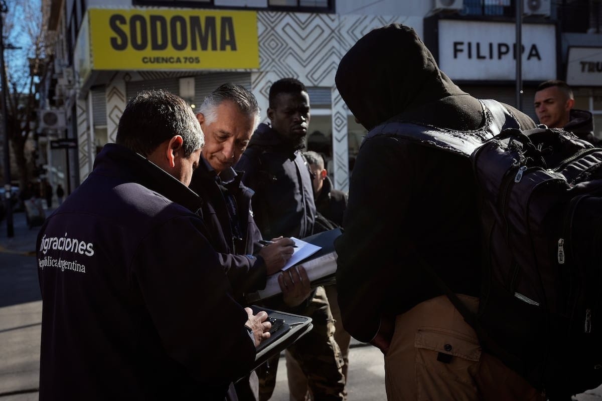 Una guardia ciudadana protege a trabajadores migrantes de la represión policial en Buenos Aires