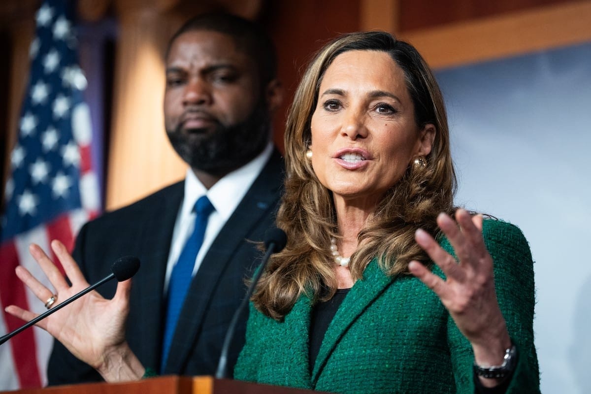 Los hispanos se sienten traicionados: la congresista republicana Salazar rompe con Trump por su ofensiva migratoria